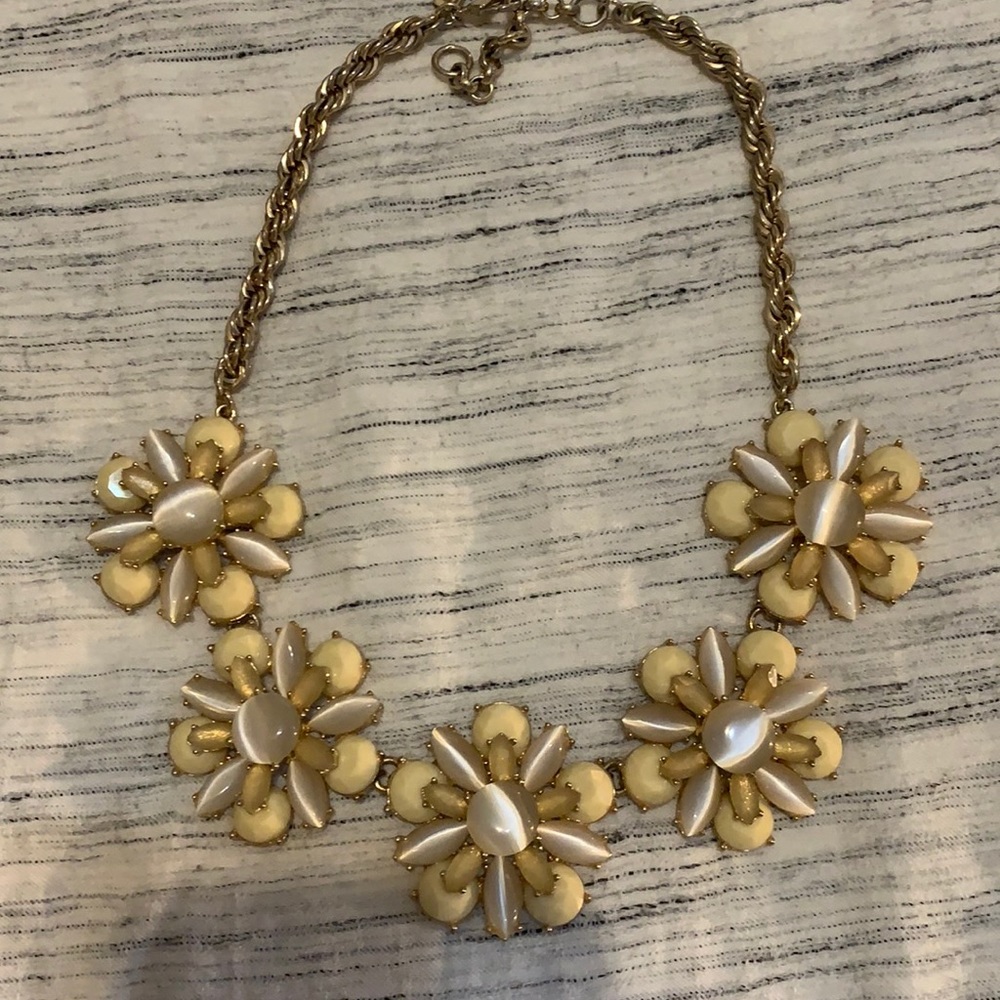 Stone necklace. White and cream color.